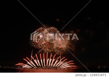 夏の夜空に咲く花火　＜桑名水郷花火大会2025＞ 128931871