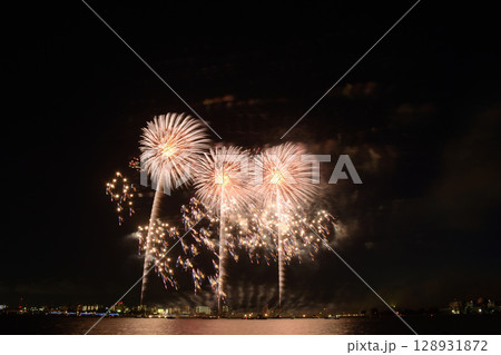 夏の夜空に咲く花火　＜桑名水郷花火大会2025＞ 128931872