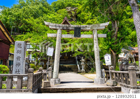 【世界遺産 石見銀山遺跡とその文化的景観】【重伝建】温泉津 龍御前神社の鳥居と参道 島根県大田市 【世界遺産 石見銀山遺跡とその文化的景観】【重伝建】温泉津 龍御前神社の鳥居と参道 島根県大田市 128932011