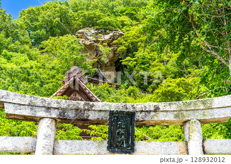 【世界遺産 石見銀山遺跡とその文化的景観】【重伝建】温泉津　龍御前神社の鳥居と磐座　島根県大田市 128932012