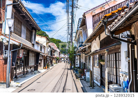 【世界遺産 石見銀山遺跡とその文化的景観】【重伝建】温泉津 初夏の温泉街の風景1 島根県大田市 【世界遺産 石見銀山遺跡とその文化的景観】【重伝建】温泉津 初夏の温泉街の風景1 島根県大田市 128932015