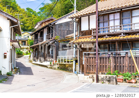 【世界遺産 石見銀山遺跡とその文化的景観】【重伝建】温泉津　初夏の温泉街の風景2　島根県大田市 128932017