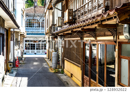 【世界遺産 石見銀山遺跡とその文化的景観】【重伝建】温泉津　温泉街の路地3　島根県大田市 128932022