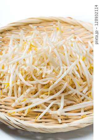 ザルに盛られた新鮮なもやし ザルに盛られた新鮮なもやし 128932114