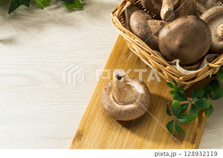 木のまな板に置かれた新鮮な椎茸 128932119