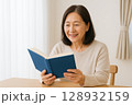 読書を楽しむ笑顔のシニア女性 128932159