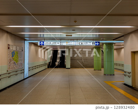 上野中央通り地下歩道の案内表示 上野中央通り地下歩道の案内表示 128932480