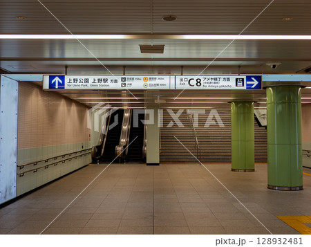 上野中央通り地下歩道の案内表示 128932481