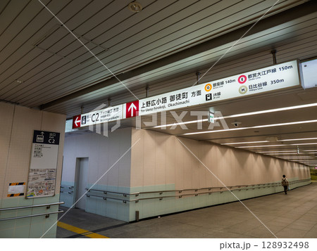 上野中央通り地下歩道の案内表示 128932498