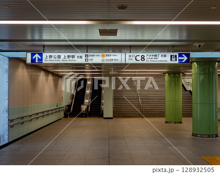 上野中央通り地下歩道の案内表示 128932505