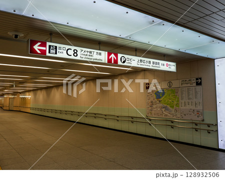 上野中央通り地下歩道の案内表示 128932506