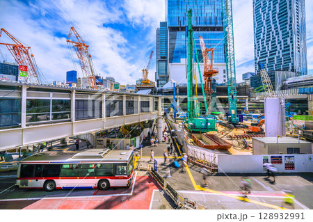 日本の東京都市景観7月27日。猛烈な暑さ…巨大重機がズラリ…さよなら渋谷駅西口。本格的な工事へ 128932991