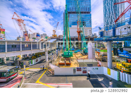 日本の東京都市景観7月27日。猛烈な暑さ…巨大重機がズラリ…さよなら渋谷駅西口。本格的な工事へ 日本の東京都市景観7月27日。猛烈な暑さ…巨大重機がズラリ…さよなら渋谷駅西口。本格的な工事へ 128932992