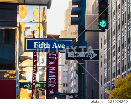 ニューヨーク　五番街のマリーへ 128934240