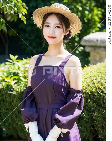庭にいる若い女性 庭にいる若い女性 128934280