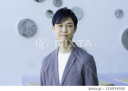 ミドルエイジのジャケットを着た男性の上半身のポートレート 撮影協力:スカパー東京メディアセンター ミドルエイジのジャケットを着た男性の上半身のポートレート 撮影協力:スカパー東京メディアセンター 128934300