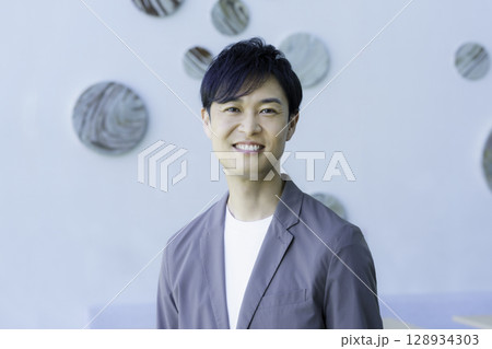 ミドルエイジのジャケットを着た男性の上半身のポートレート 撮影協力:スカパー東京メディアセンター ミドルエイジのジャケットを着た男性の上半身のポートレート 撮影協力:スカパー東京メディアセンター 128934303