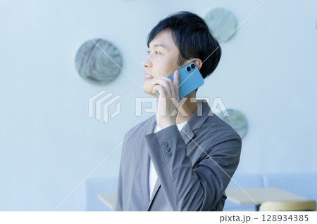ミドルエイジのスマホで通話する男性　撮影協力:スカパー東京メディアセンター 128934385