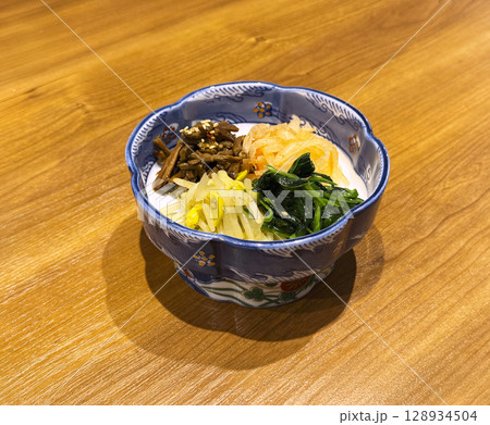 ナムル盛り合わせ（横） 128934504