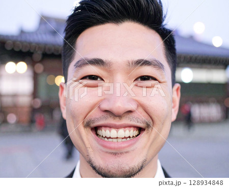 AI生成画像　屋外のヒゲを生やした若いビジネスマンの顔のアップ 128934848