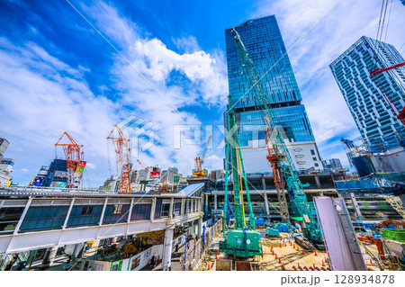 日本の東京都市景観7月27日。猛烈な暑さ…パイルドライバーなどの巨大重機がズラリ…。本格的な工事へ 日本の東京都市景観7月27日。猛烈な暑さ…パイルドライバーなどの巨大重機がズラリ…。本格的な工事へ 128934878