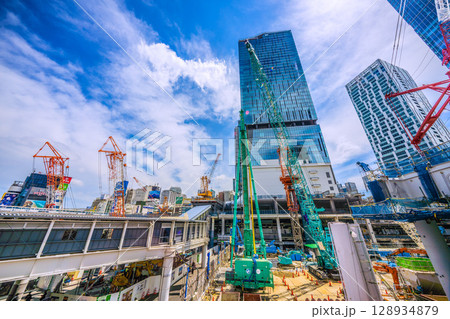 日本の東京都市景観7月27日。猛烈な暑さ…パイルドライバーなどの巨大重機がズラリ…。本格的な工事へ 日本の東京都市景観7月27日。猛烈な暑さ…パイルドライバーなどの巨大重機がズラリ…。本格的な工事へ 128934879