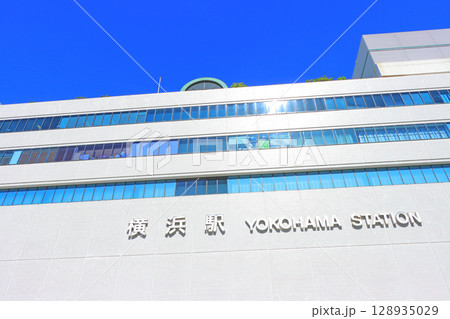 神奈川県横浜市、横浜駅の風景 神奈川県横浜市、横浜駅の風景 128935029