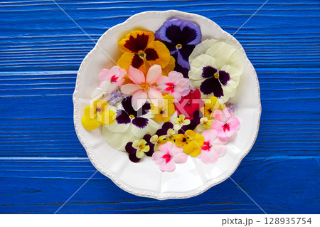 Edible flowers salad in a plate Edible flowers salad in a plate 128935754