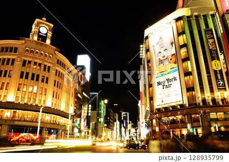 【東京・銀座】夜景の銀座四丁目交差点 【東京・銀座】夜景の銀座四丁目交差点 128935799