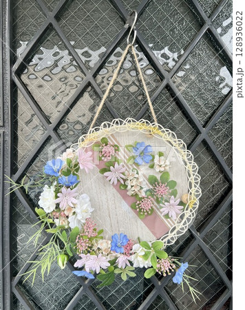 夏らしい花飾り 夏らしい花飾り 128936022