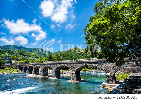新緑の耶馬渓橋【大分県中津市本耶馬渓】 128936025