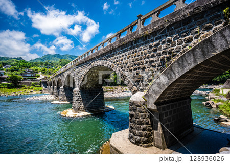 新緑の耶馬渓橋【大分県中津市本耶馬渓】 128936026