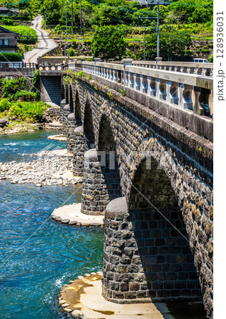 新緑の耶馬渓橋【大分県中津市本耶馬渓】 新緑の耶馬渓橋【大分県中津市本耶馬渓】 128936031