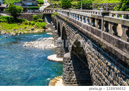 新緑の耶馬渓橋【大分県中津市本耶馬渓】 新緑の耶馬渓橋【大分県中津市本耶馬渓】 128936032
