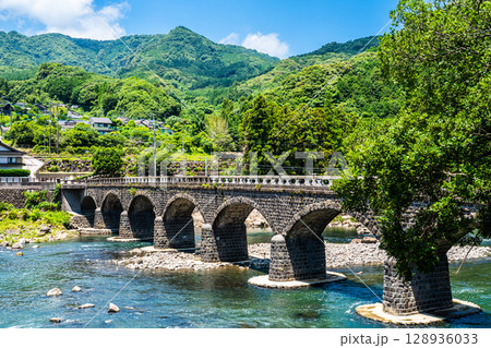 新緑の耶馬渓橋【大分県中津市本耶馬渓】 128936033