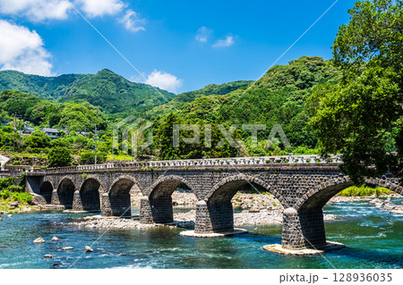 新緑の耶馬渓橋【大分県中津市本耶馬渓】 新緑の耶馬渓橋【大分県中津市本耶馬渓】 128936035