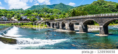 新緑の耶馬渓橋　パノラマ【大分県中津市本耶馬渓】 128936038