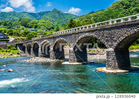 新緑の耶馬渓橋【大分県中津市本耶馬渓】 128936040