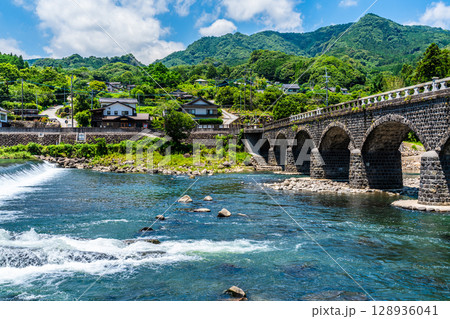 新緑の耶馬渓橋【大分県中津市本耶馬渓】 128936041