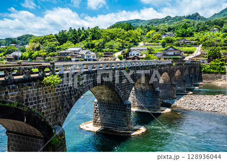 新緑の耶馬渓橋【大分県中津市本耶馬渓】 新緑の耶馬渓橋【大分県中津市本耶馬渓】 128936044