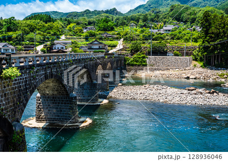 新緑の耶馬渓橋【大分県中津市本耶馬渓】 128936046