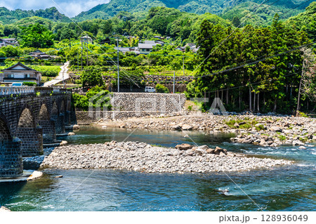 新緑の耶馬渓橋【大分県中津市本耶馬渓】 128936049