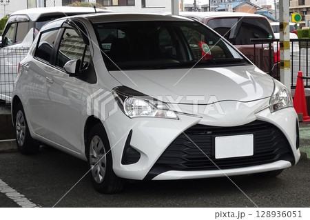 駐車場に停めた車(トヨタ・ヴィッツ 3代目） 128936051