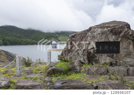 群馬県玉原湖の玉原ダムと石碑 128936107