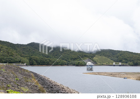 群馬県玉原湖のロックフィルの玉原ダム 群馬県玉原湖のロックフィルの玉原ダム 128936108