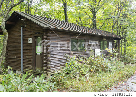 玉原湿原の入口にある玉原自然環境センター 玉原湿原の入口にある玉原自然環境センター 128936110