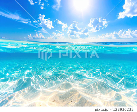 太陽が輝く雲が浮かぶ青空とキラキラと輝く水面が美しい水平線の海 128936233