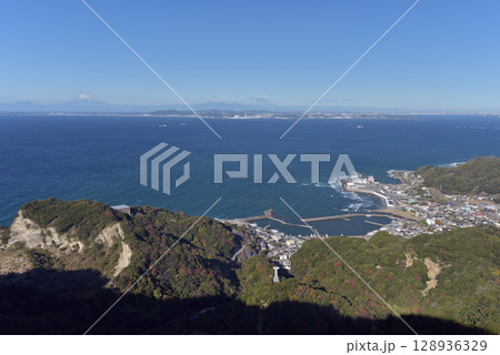 良く晴れた房総半島鋸山ロープウェイ山頂駅から浦賀水道を臨む 良く晴れた房総半島鋸山ロープウェイ山頂駅から浦賀水道を臨む 128936329