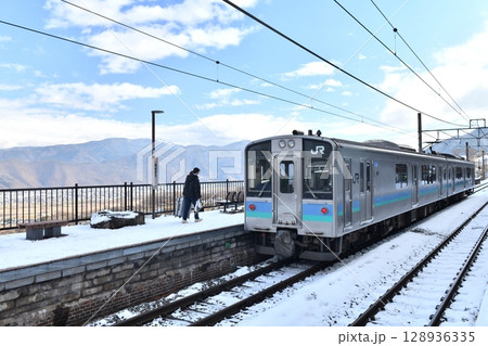正月2日、実家で正月休みを過ごし、JR篠ノ井線姨捨(おばすて)駅上り列車から職場に向かう 正月2日、実家で正月休みを過ごし、JR篠ノ井線姨捨(おばすて)駅上り列車から職場に向かう 128936335