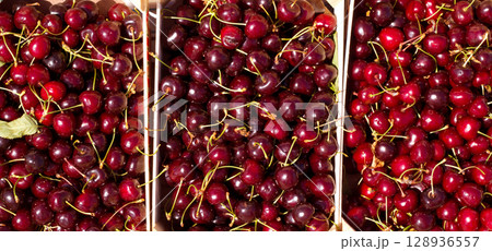 Cherry red fruits in wooden baskets 128936557
